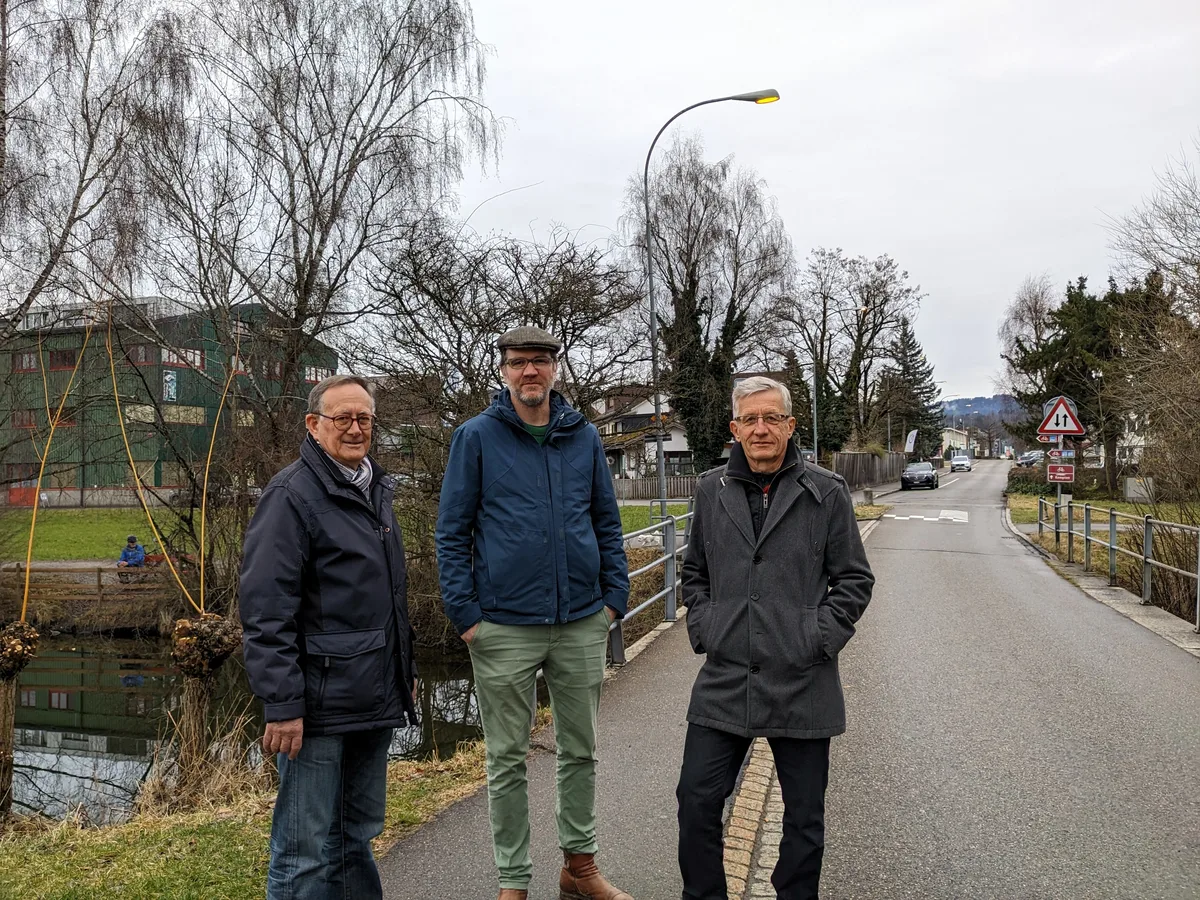 Geht es nach Lorenz Raymann, Patrick Rüegg und Martin Wunderli (von links), wird das Aabach-Brüggli für den Verkehr ganz gesperrt. Man sieht drei Männer vor dem Aabach-Brüggli in Robenhausen.